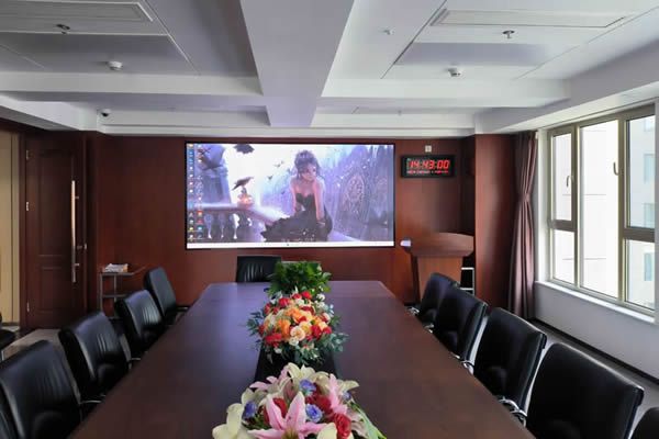 學(xué)校會(huì)議室大屏使用投影機(jī)好，還是LED顯示屏好？