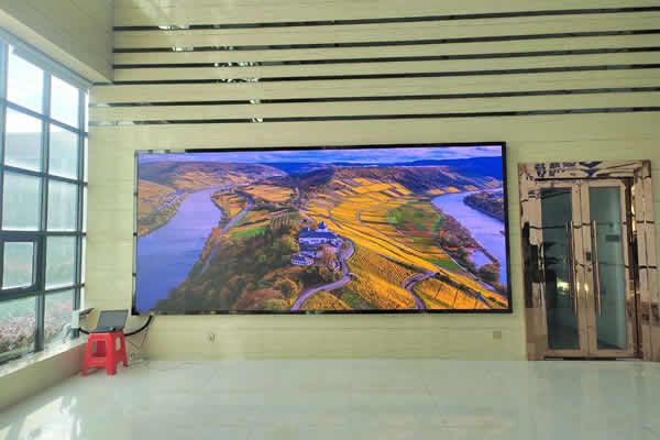 會(huì)議室LED顯示屏用P1.53的好，還是P1.86的好？